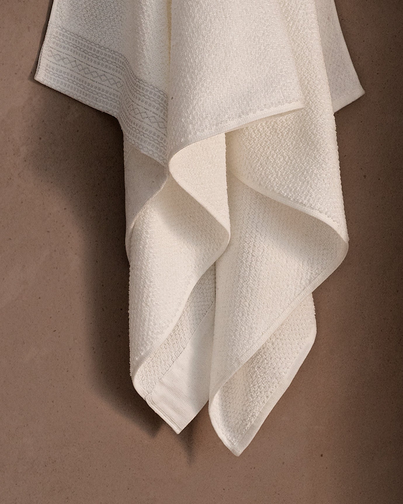 Plush Absorbent Bath Towel - Soft & Quick-Dry for Bathroom