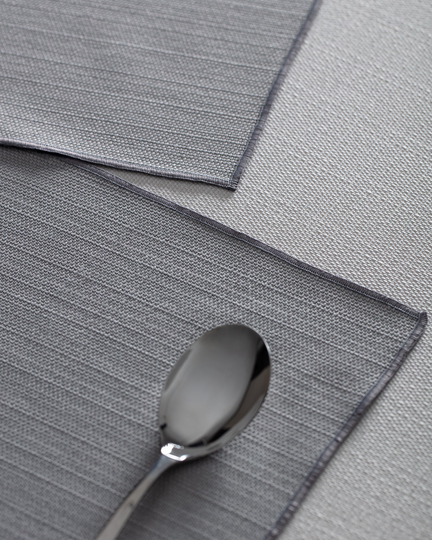 Polyester 2-Piece Placemat Set - Elegant & Easy-Care Dining