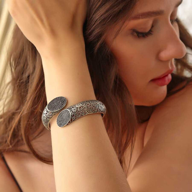 925 Sterling Silver Openwork Bracelet with Black Zircon
