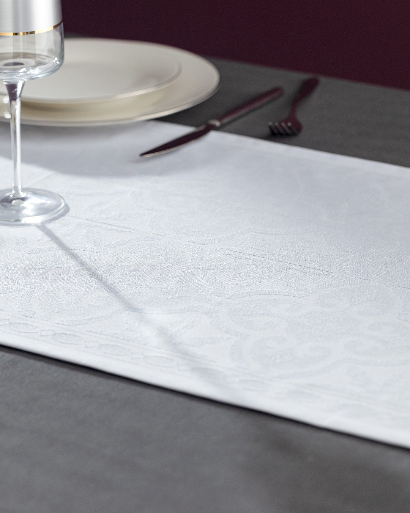 Luxurious Polyester Table Runner - Modern Style for Dining & Hosting