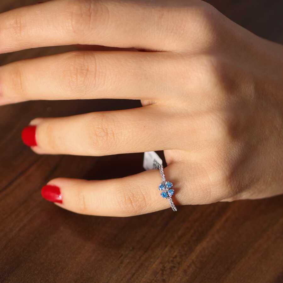 Bague délicate en argent sterling avec trèfle et zircon de couleur tanzanite