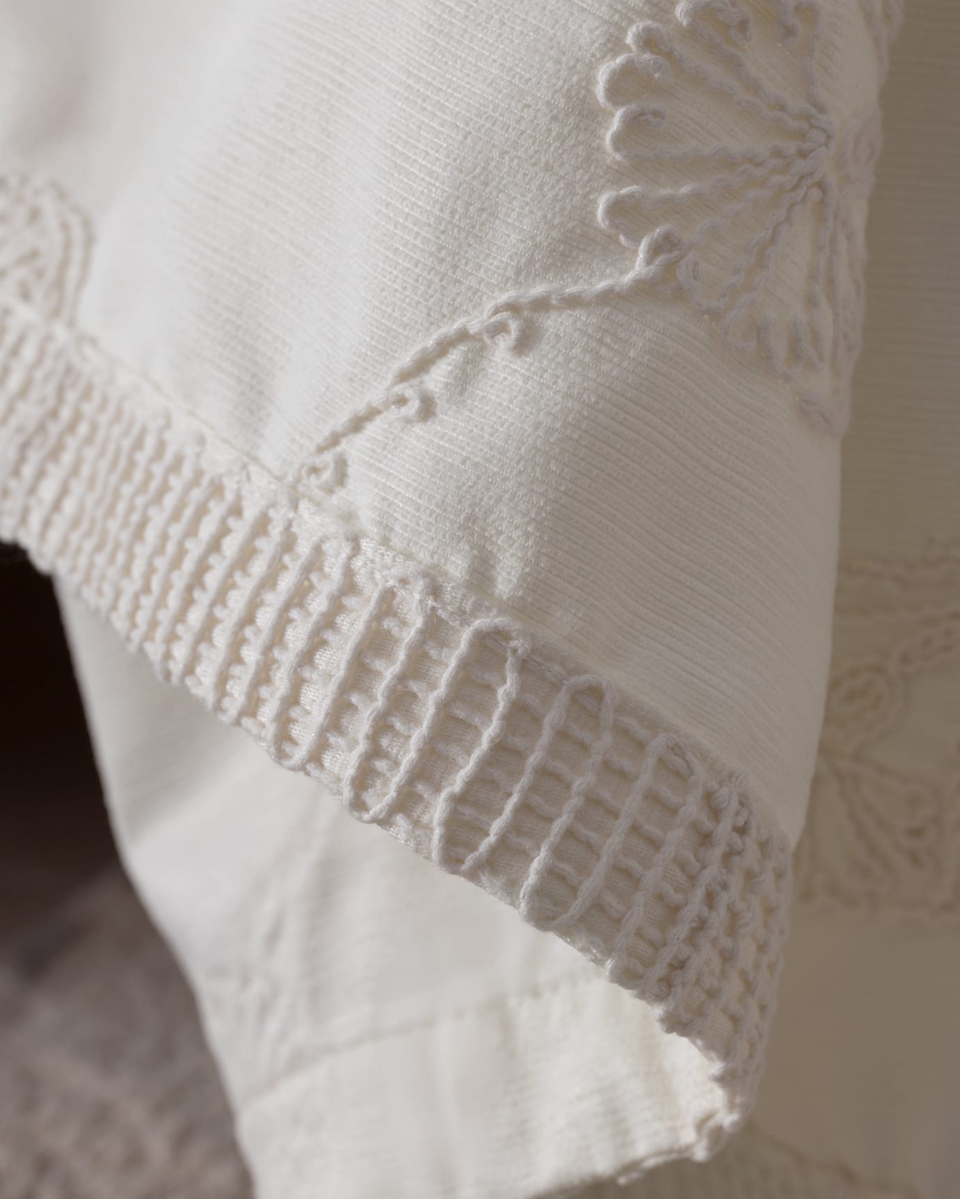 Polyester Double Bedspread Set - Fleuve Embroidered Design