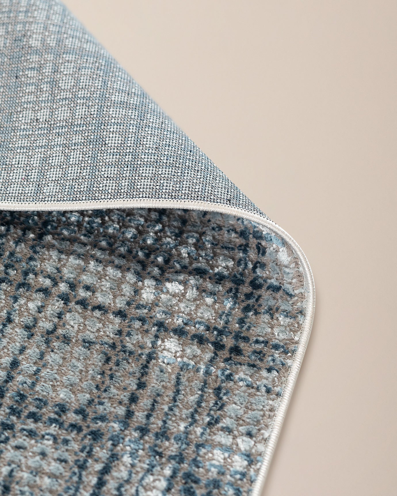 Weicher Polyester-Teppich – Modernes graues Krabbenmuster mit Fransenrändern