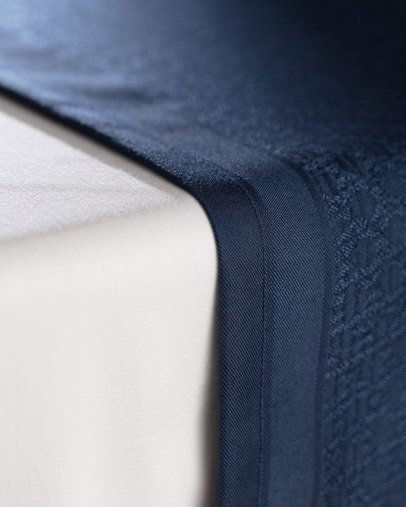 Premium Polyester Table Runner - Sophisticated Bourdon Design