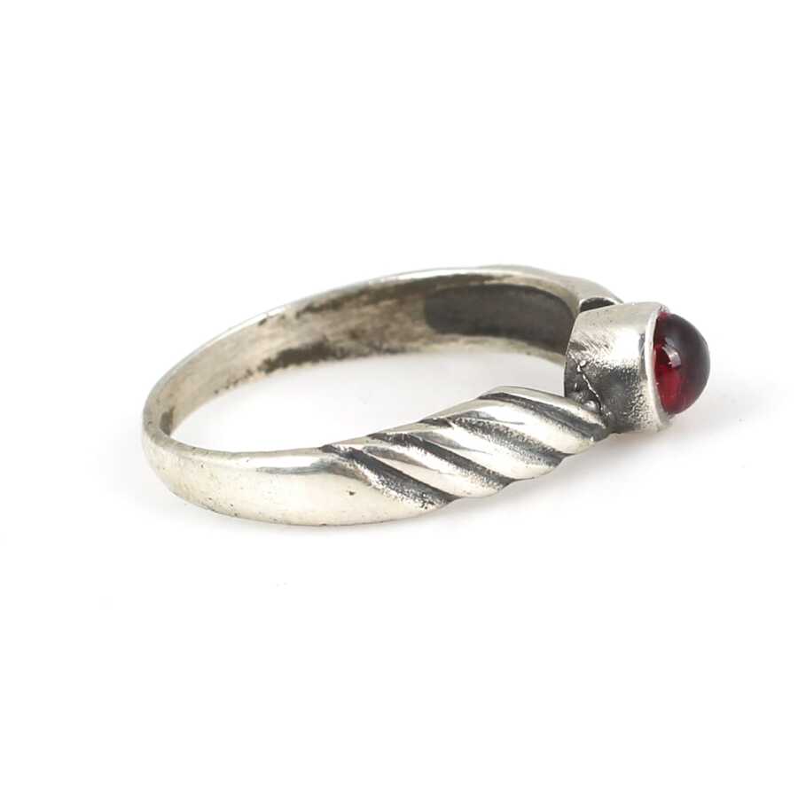 925 Sterling Silver Elegant Ring with Vibrant Ruby-Red Stone