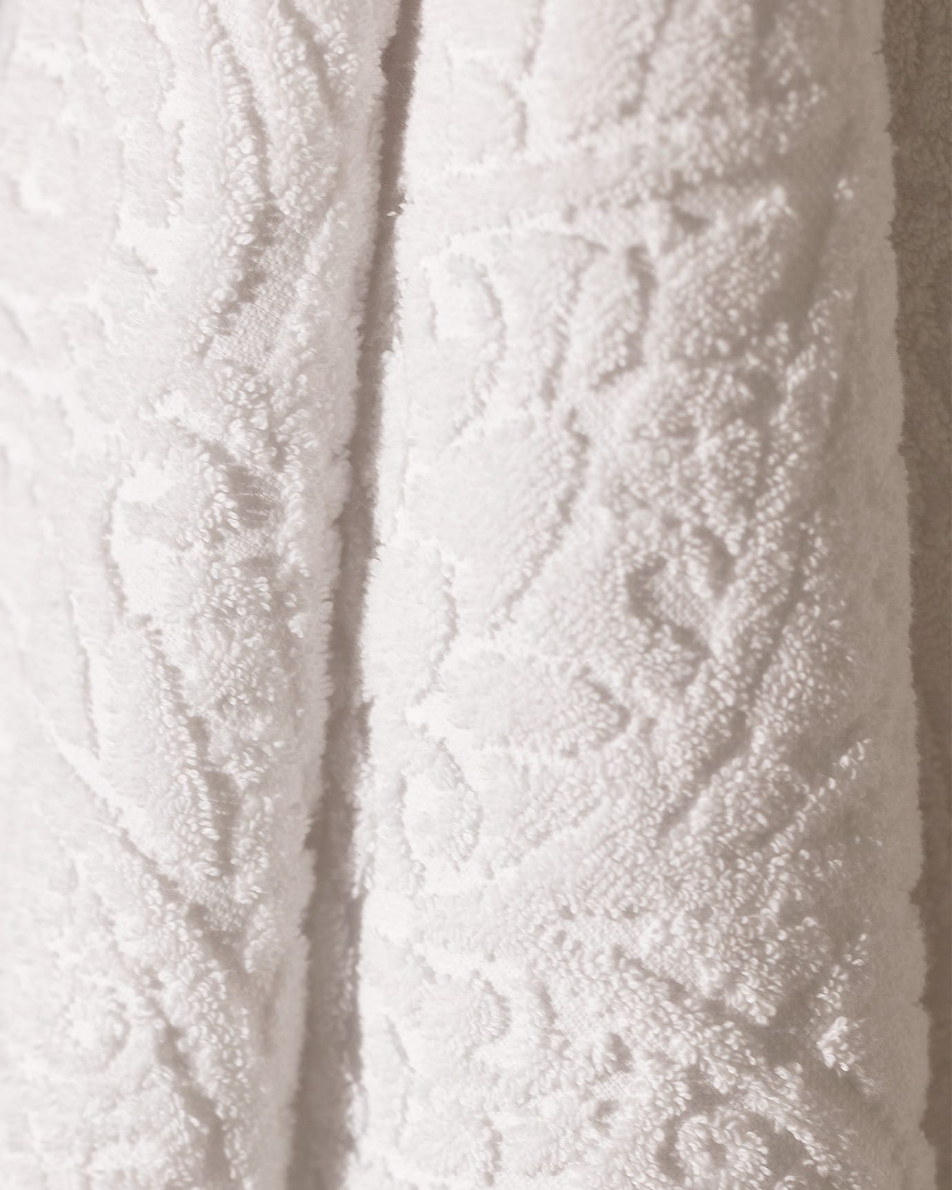 100% Cotton Bath Towel - Plush Softness & Absorbent