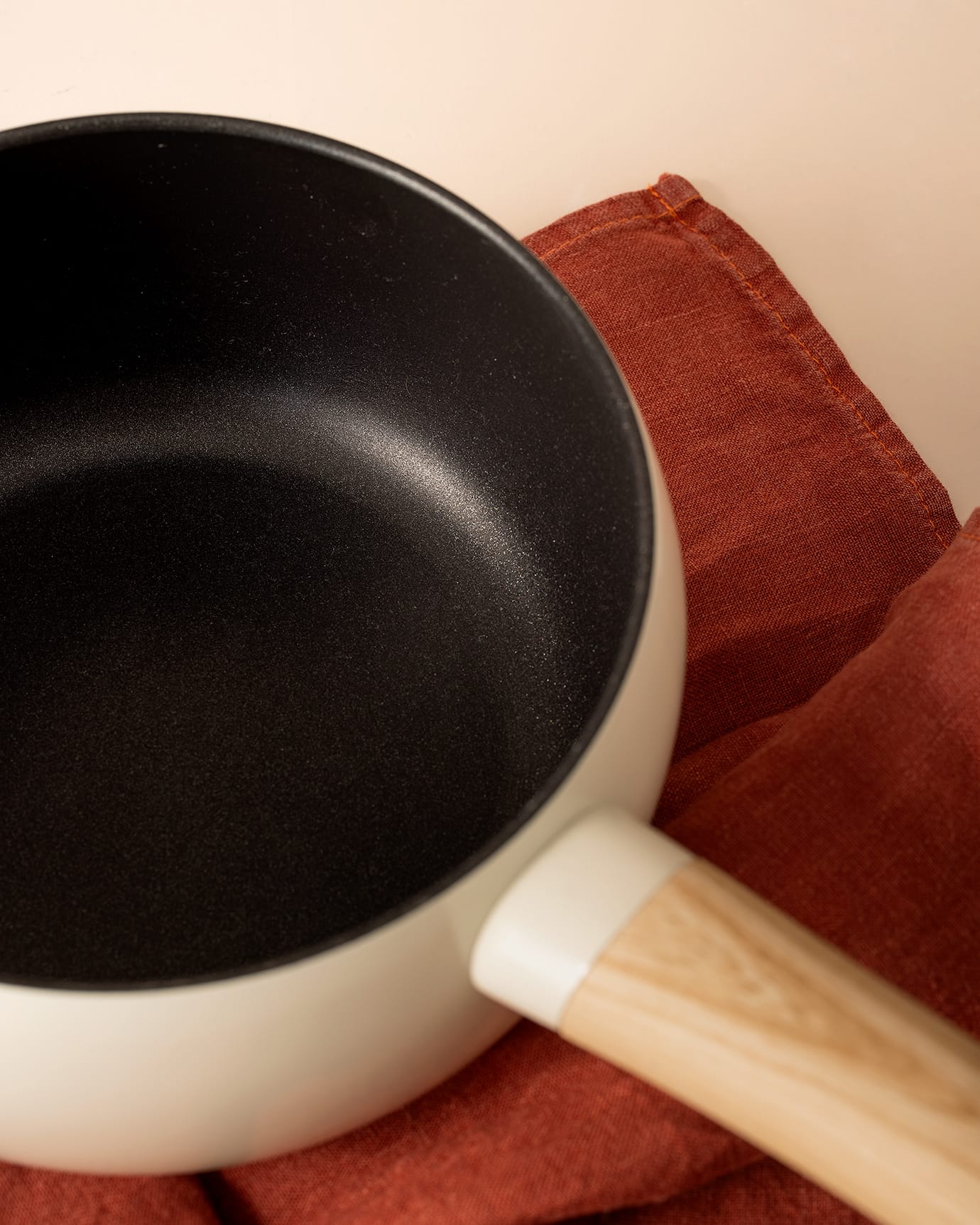 17 cm White Saucepan with Lid - Small Cooking Pot for Kitchen