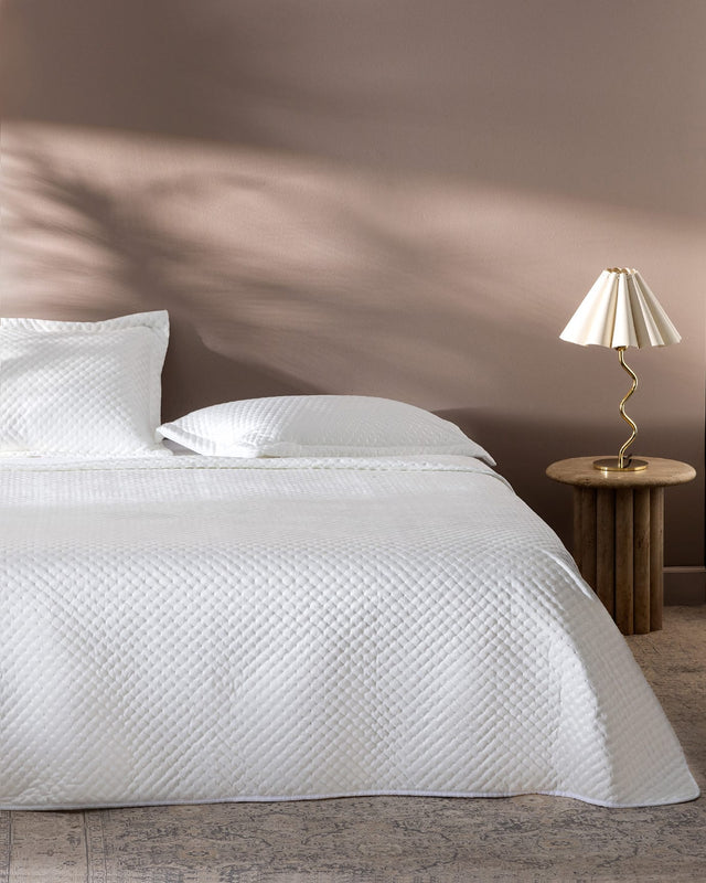 Soft Velvet Twin Bedspread - Elegant Quilted Bed Cover