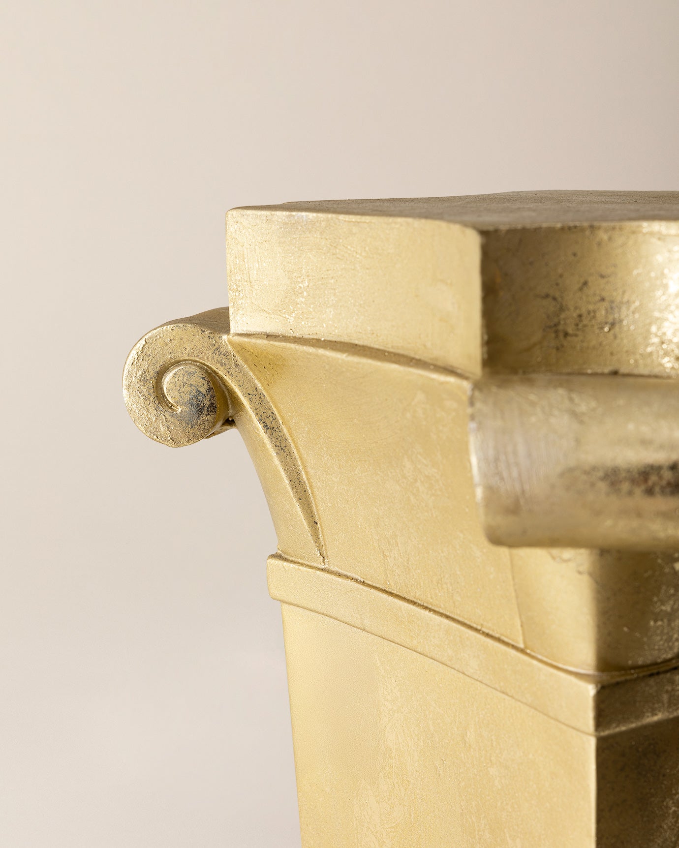 Resin Marais Stand - Elegant Gold Finish