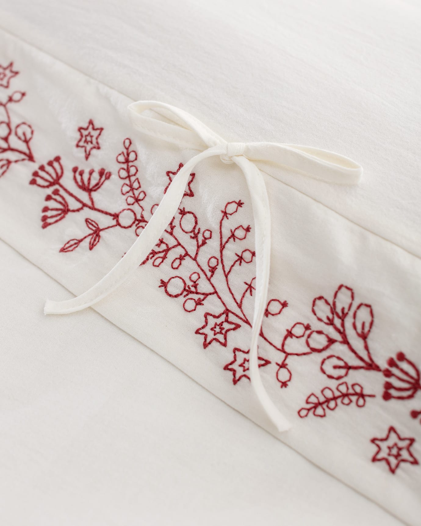 King Size 100% Cotton Relief Duvet Cover Set with Ties, Ecru Red