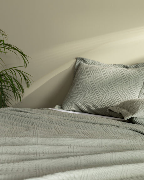 King Size 100% Cotton Triangle Design Bedspread
