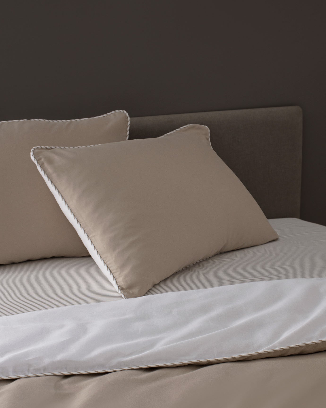 Verne King Size 100% Cotton Sateen Printed Piped Duvet Cover Set - Beige/White