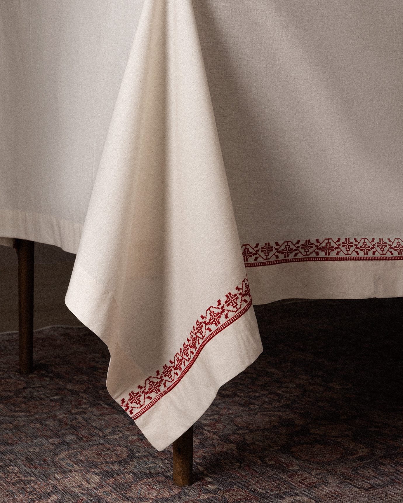 100% Cotton Ombrelot Tablecloth - Elegant Dining