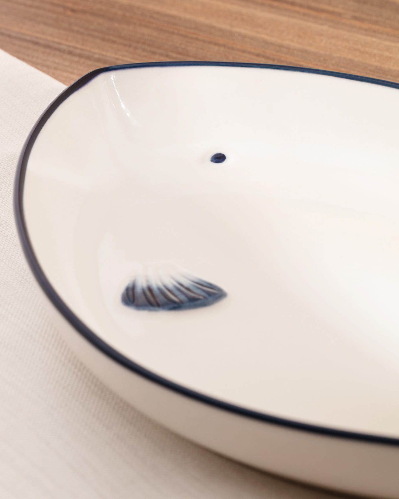 Nouvelle Assiette en Porcelaine Fine - Design Bleu Marine et Blanc