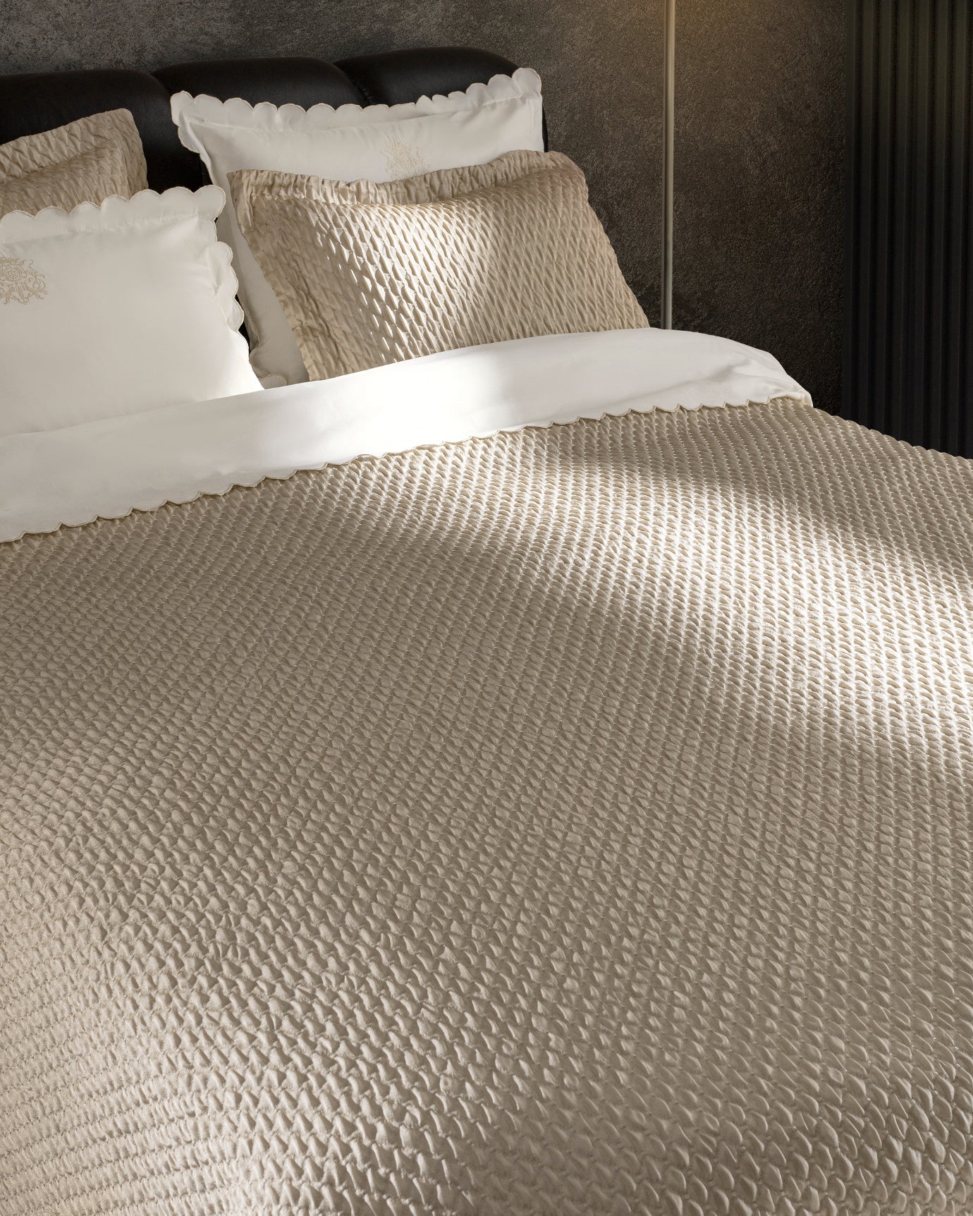 Cotton & Polyester 7-Piece Bedding Set - Gold Accents