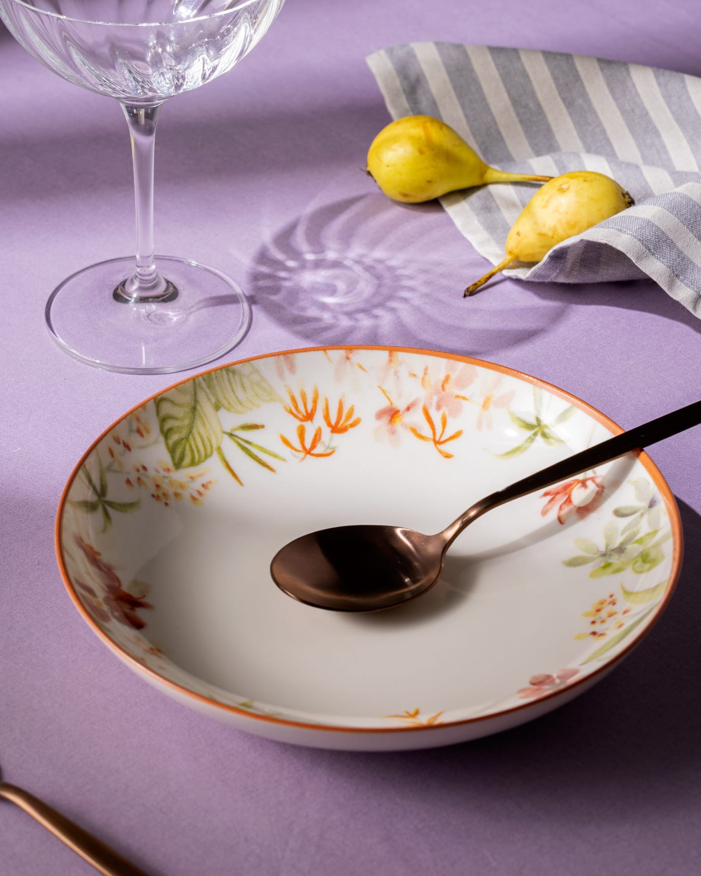 New Bone Porcelain 6-Person 24-Piece Dinner Set - Modern Elegance