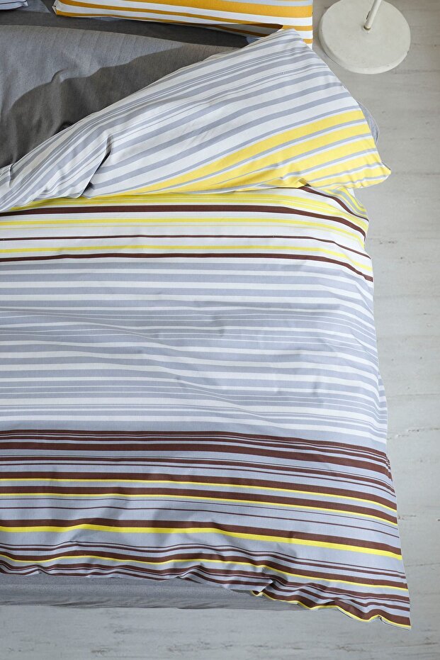 Double-Sided Patterned Duvet Cover Set with Fitted Sheet