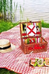 2-Person Wicker Picnic Basket with Insulated Lining & Accessories
