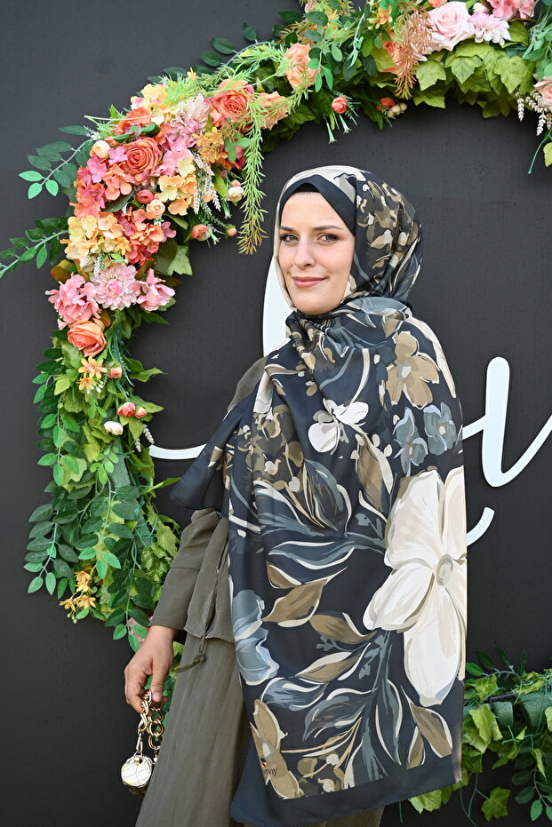 Flora Floral Shawl - Breathable & Non-Slip