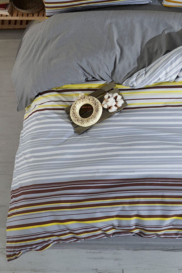 Double-Sided Patterned Duvet Cover Set with Fitted Sheet