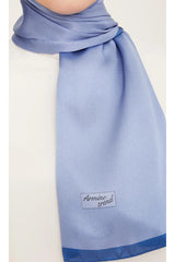 Trendiger schimmernder Schal - Tiefblau