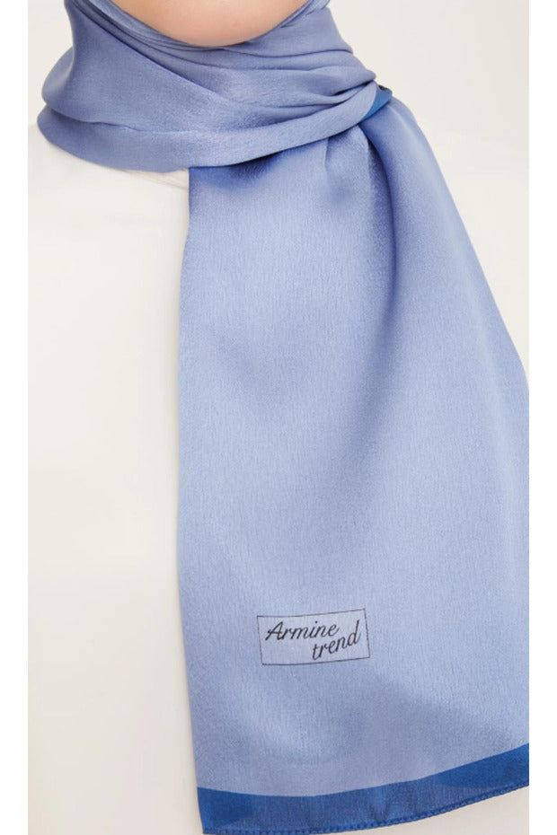 Trendiger schimmernder Schal - Tiefblau