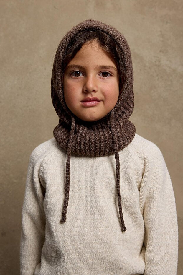 Cagoule tricotée à cordes - marron douillet pour les enfants de 6 mois à 9 ans