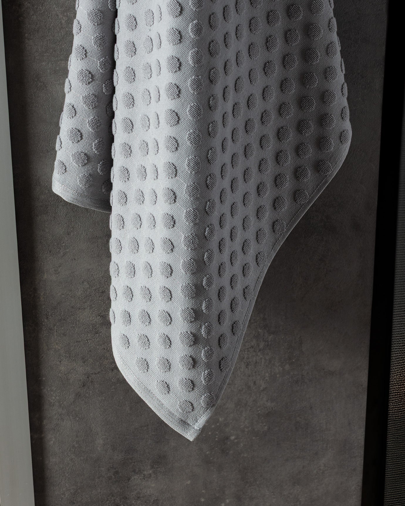 100% Cotton Dotted Bath Towel - Ultra Soft & Absorbent