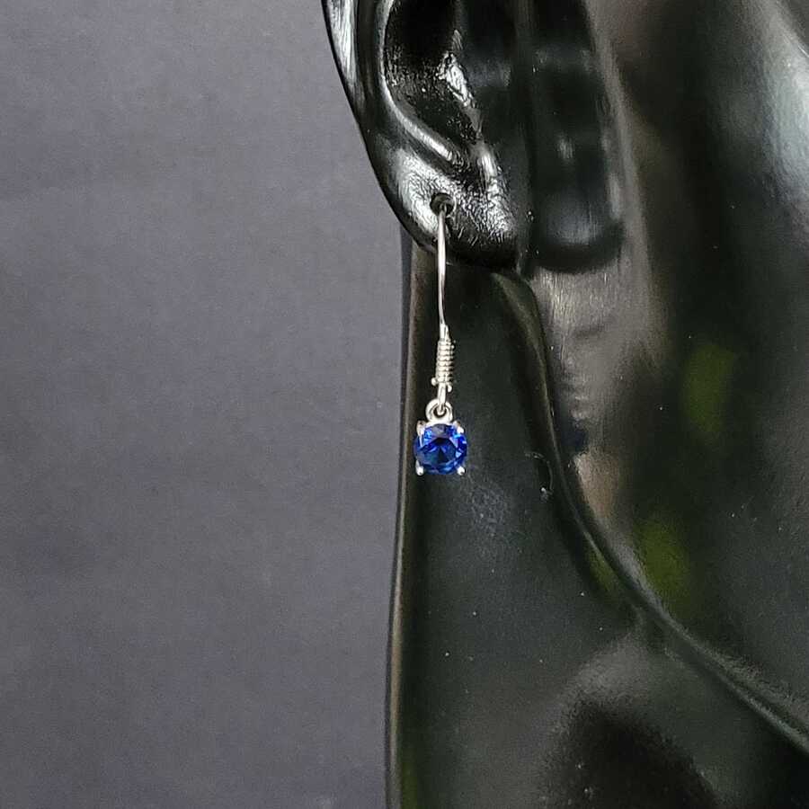Náušnice z ryzího stříbra s kulatým syntetickým safírem – elegantní a drobné