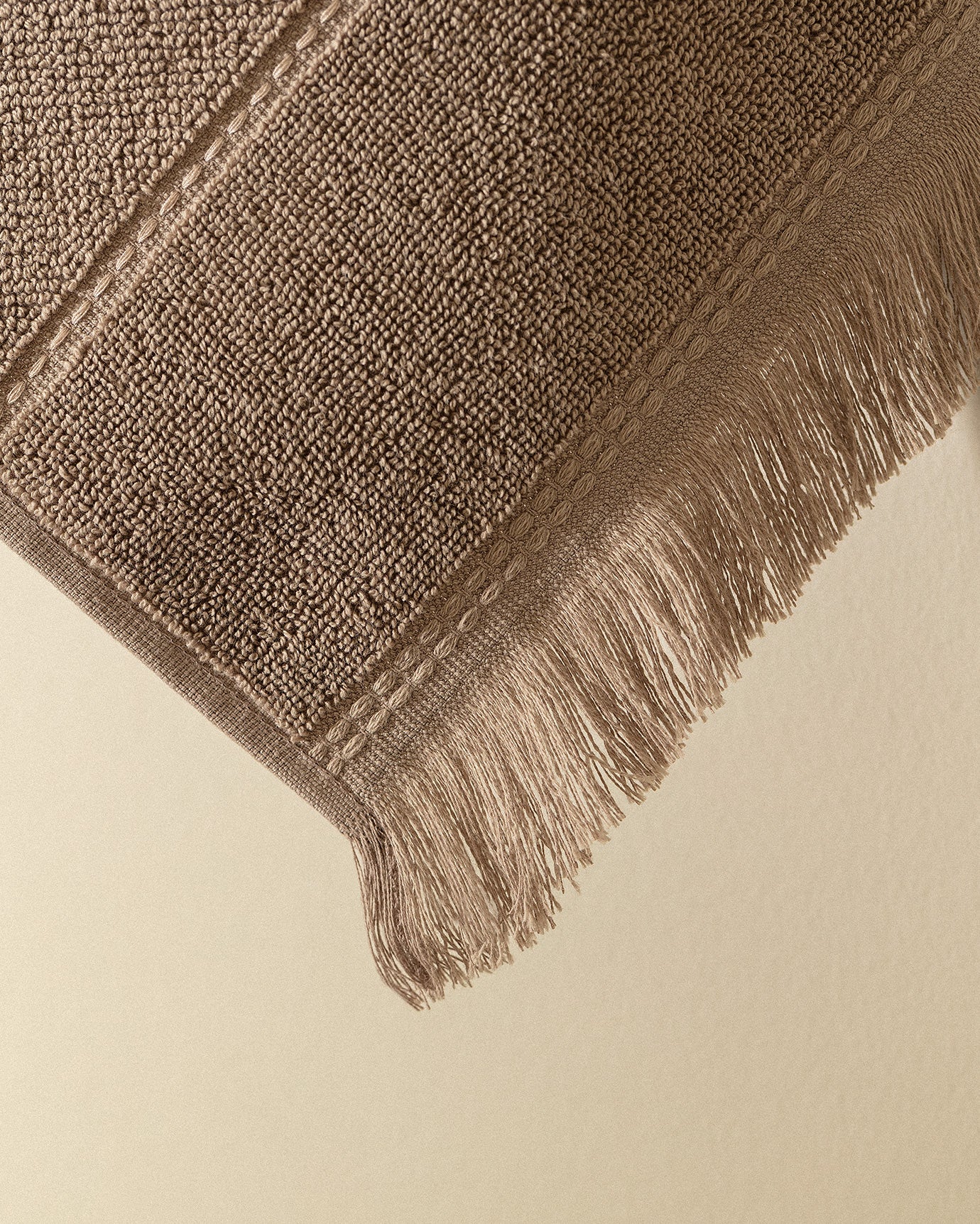 Luxusní 100% bavlněný ručník na obličej – plyšový, savý a měkký – taupe