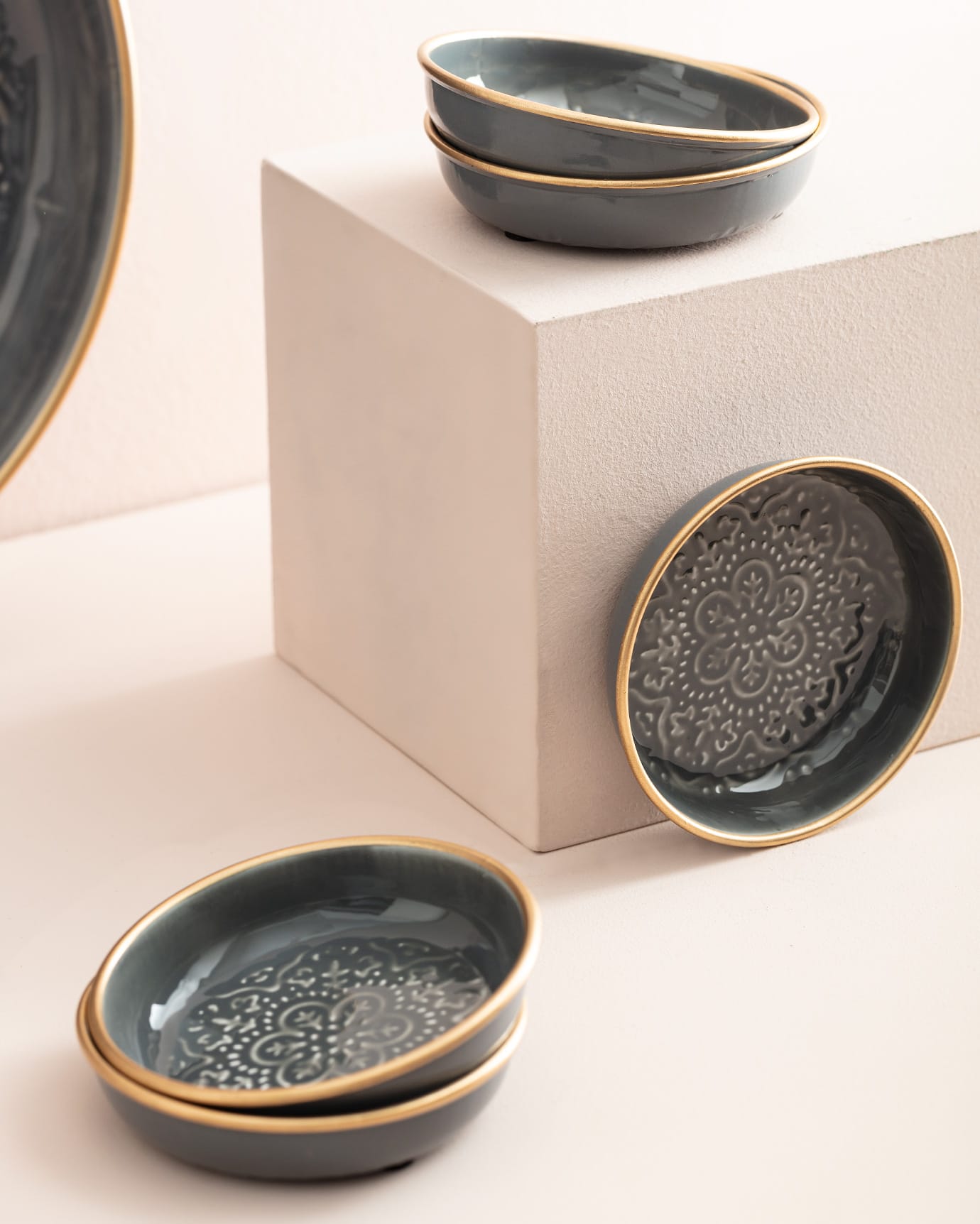 Metal 6-Piece Plate Set - Modern Rosalie Design