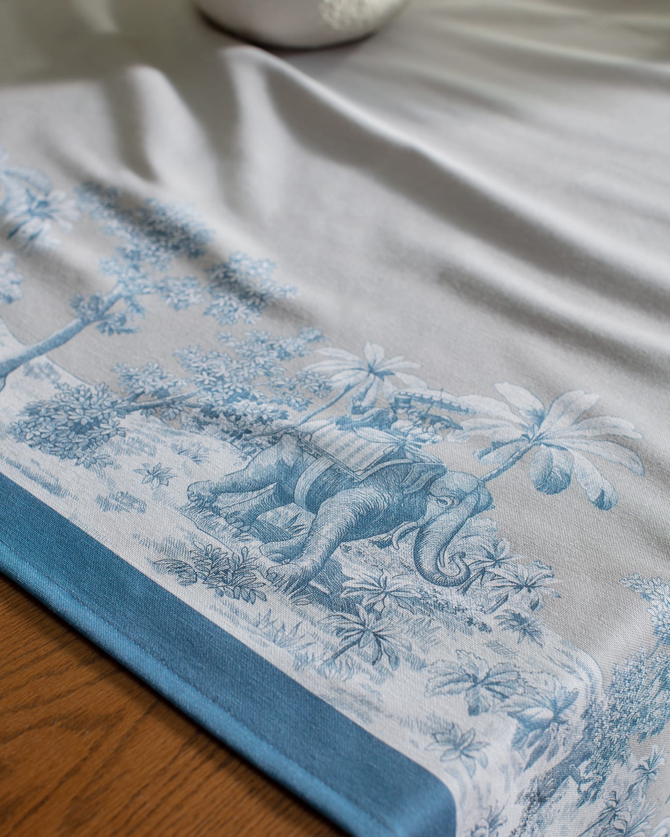 Premium Cotton Blend Tablecloth - Elegant & Durable Design