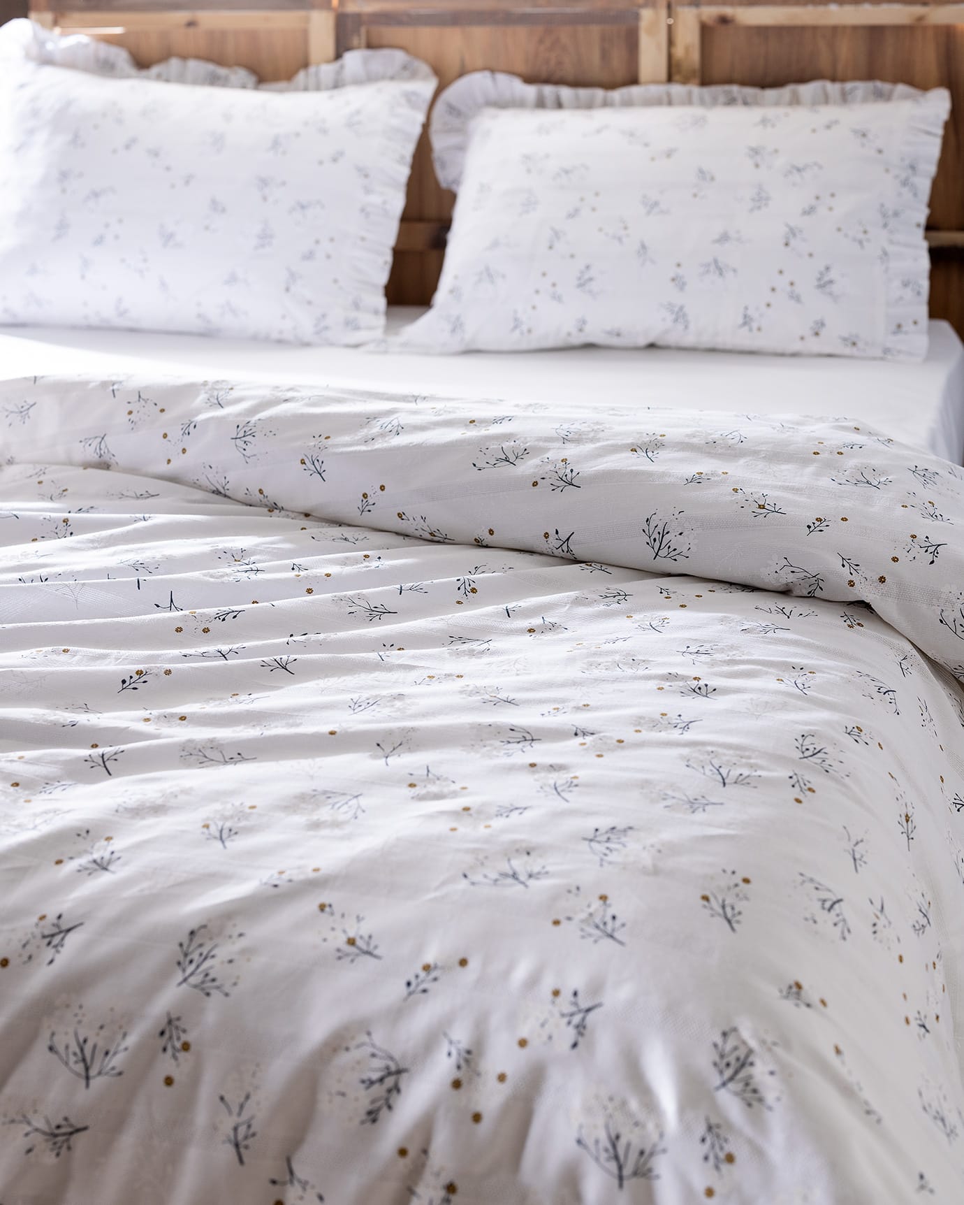 100% Cotton Double Duvet Cover Set - Elegant Ruffled Design