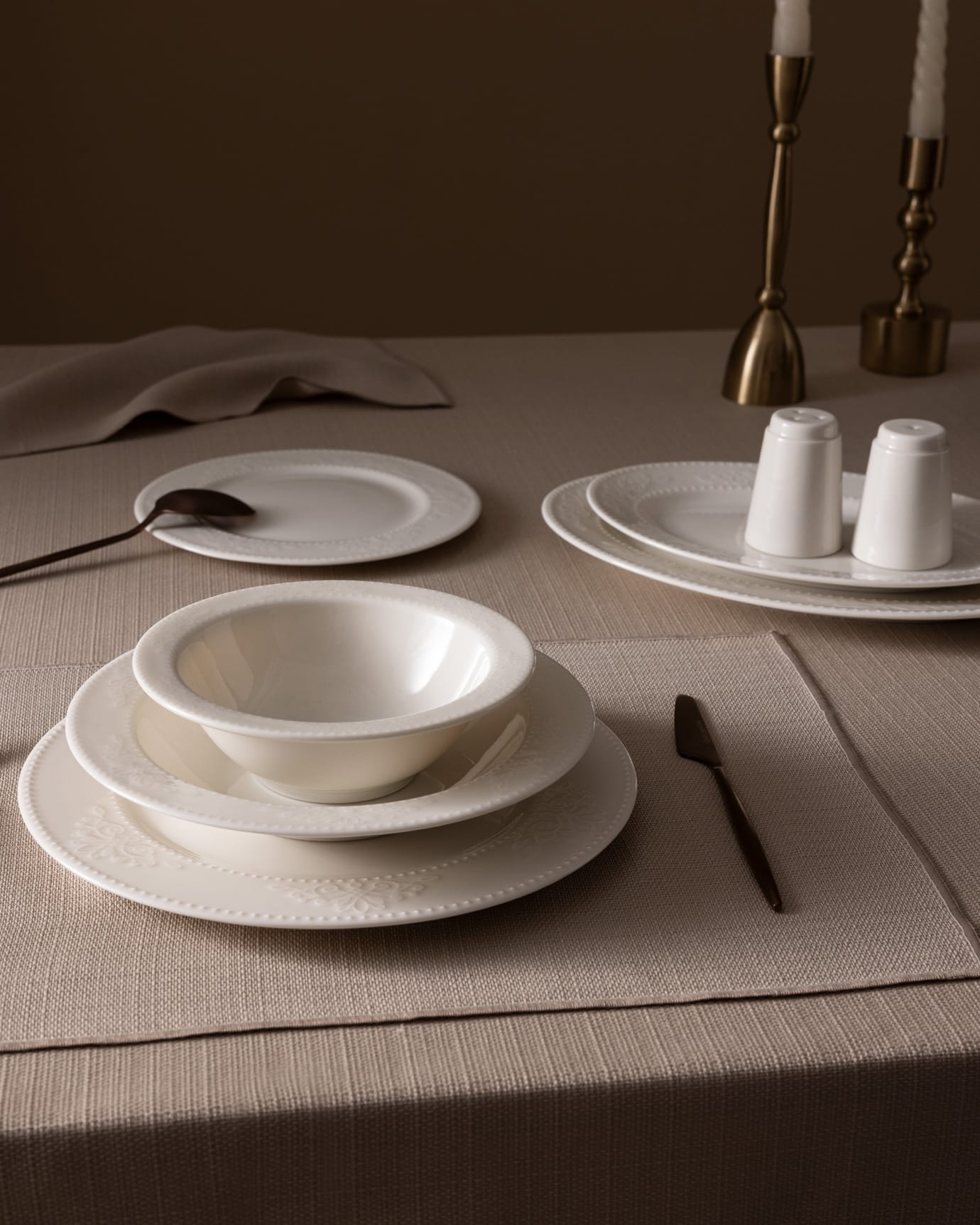 New Bone China 6-Person Dinnerware Set - Classic Elegance