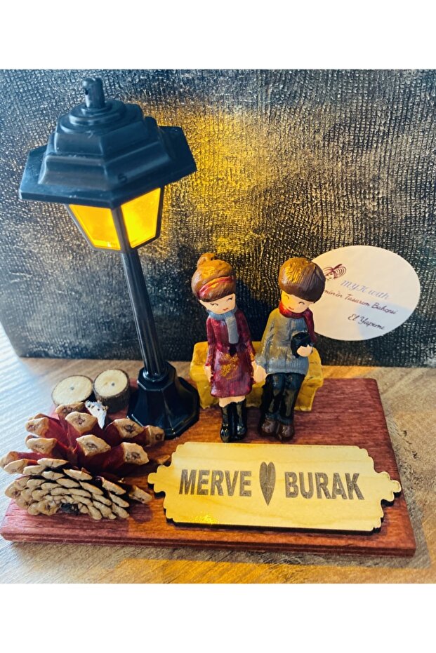 Romantic Couple Figurine with Light-Up Lamppost - Personalized Gift