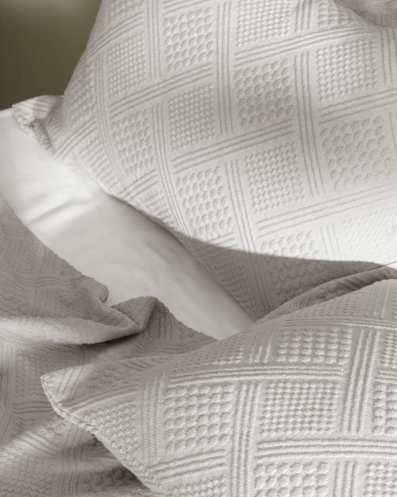 King Size 100% Cotton Luxury Triangle Geometric Bedspread - Grey