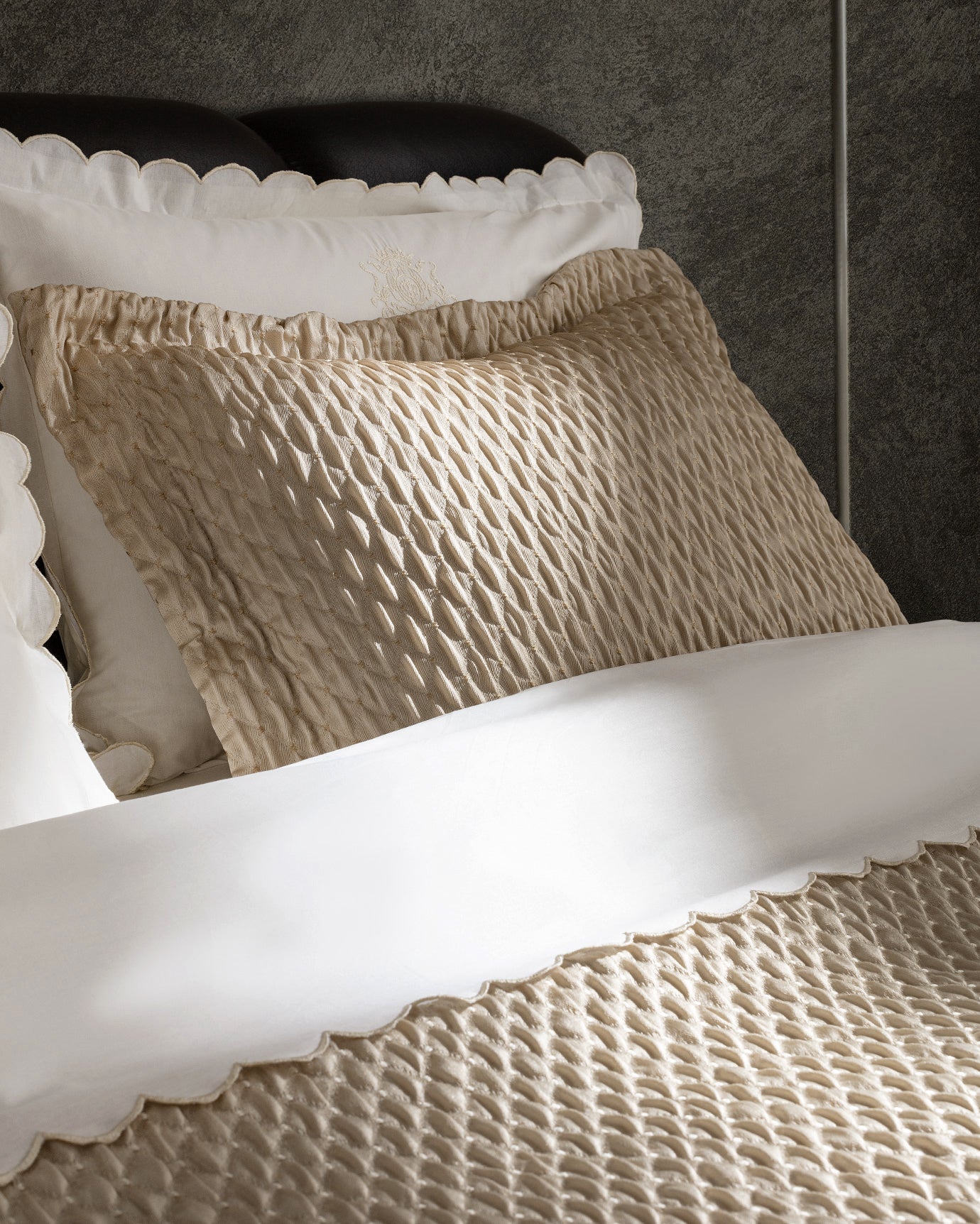 Cotton & Polyester 7-Piece Bedding Set - Gold Accents