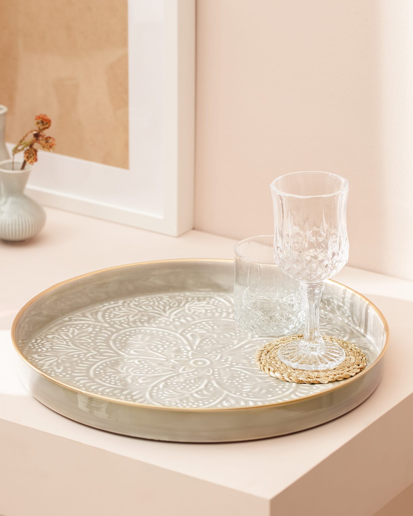 Durable Metal Serving Tray - Modern Minimalist Design for Elegant Hosting