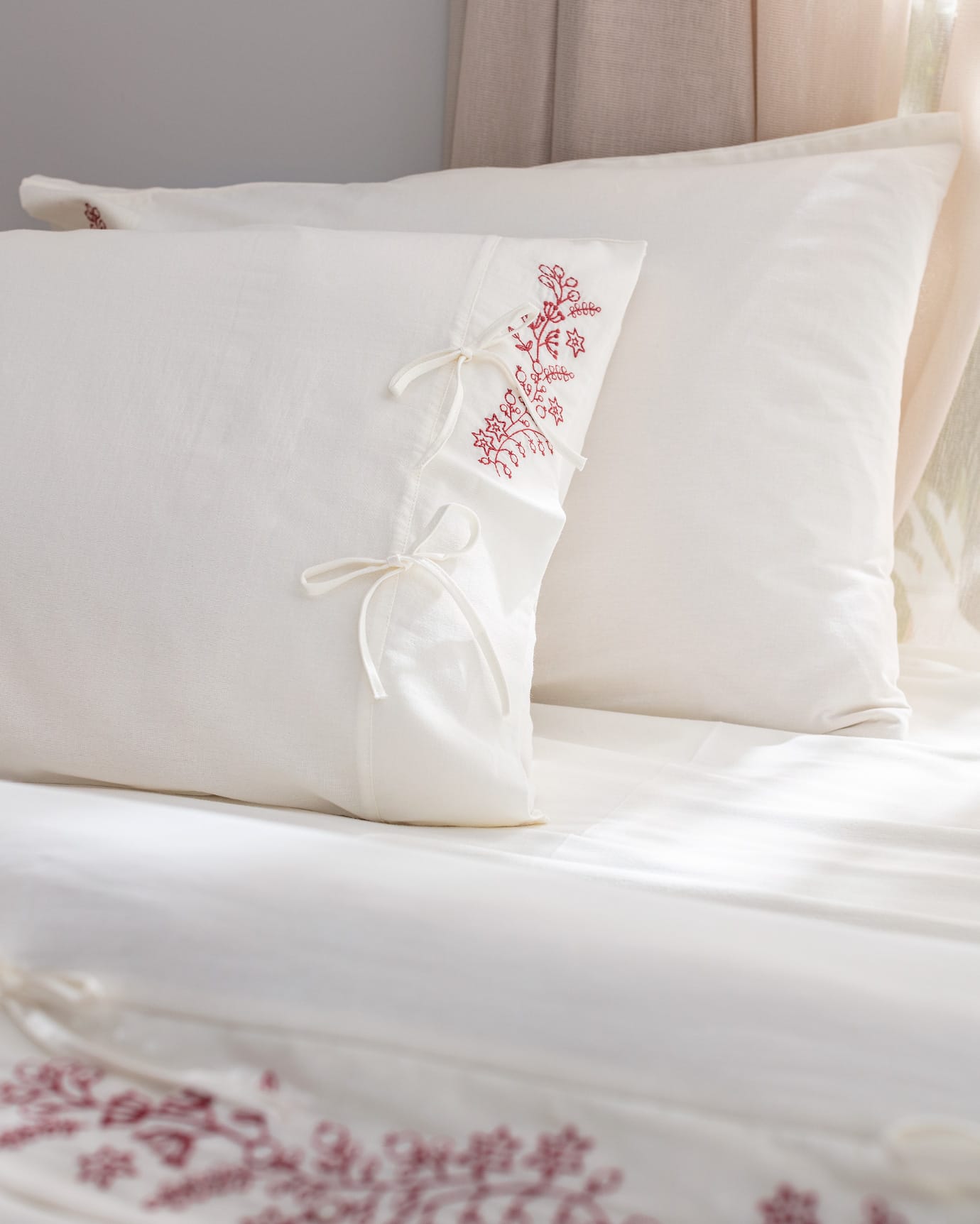 King Size 100% Cotton Relief Duvet Cover Set with Ties, Ecru Red