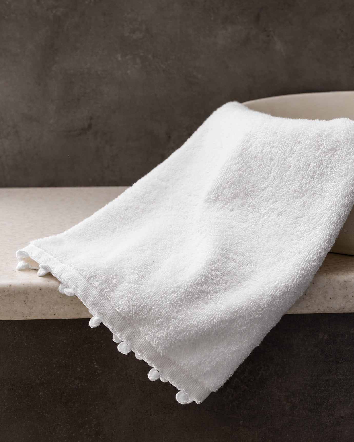 Asciugamano Viso di Lusso 100% Cotone - Dettaglio Delicato all'Uncinetto