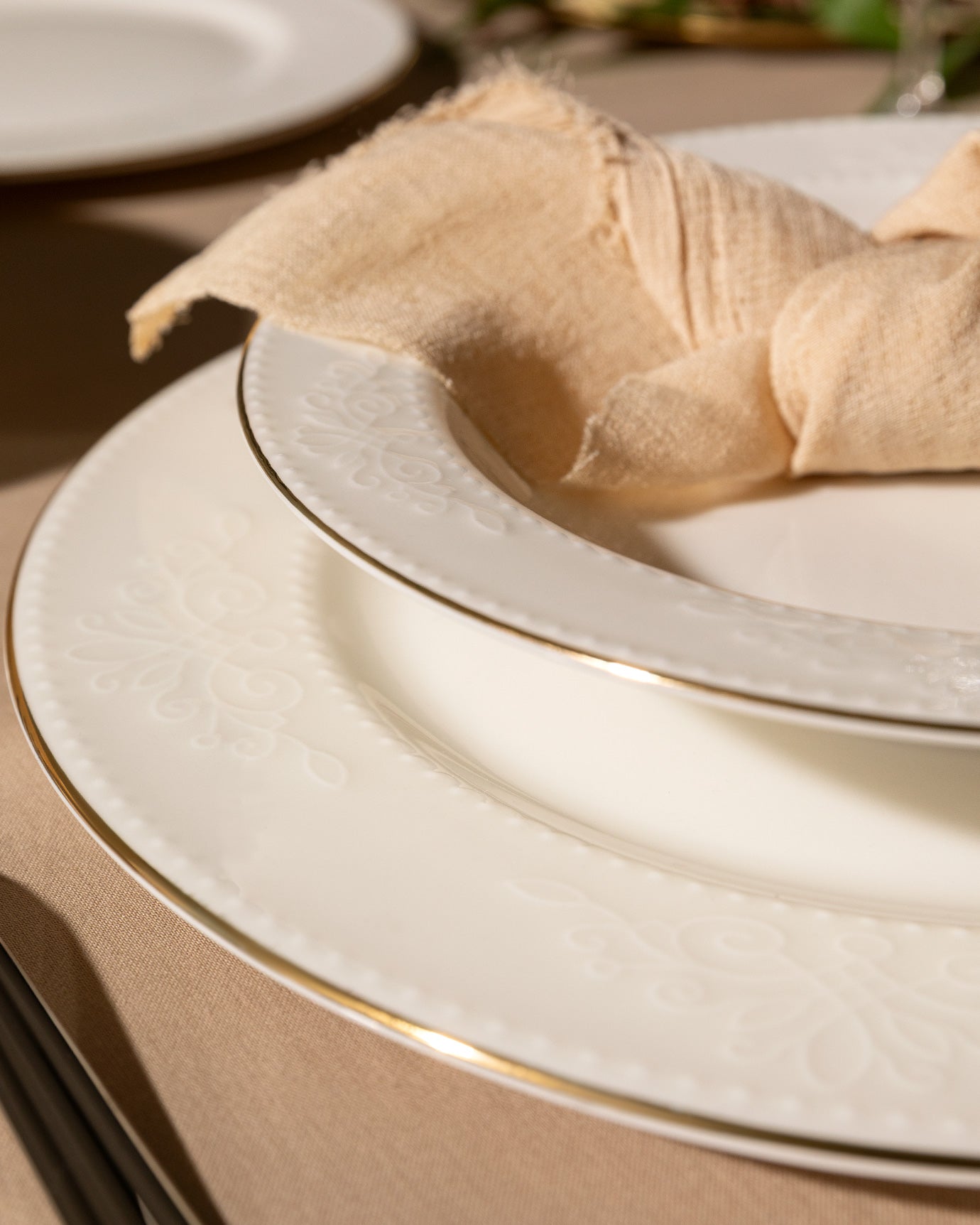 New Bone Porcelain 24-Piece Dinner Set - Elegant Relief & Gold