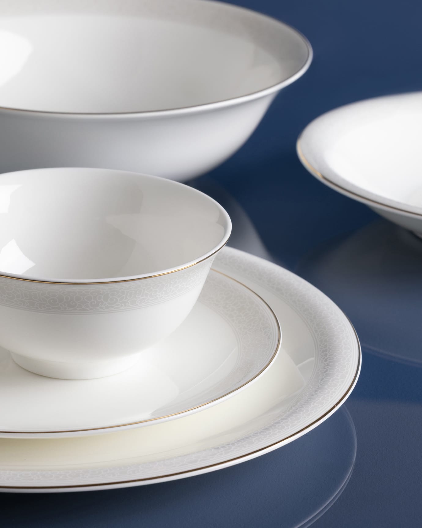 Fine Bone Porcelain 6-Person Dinnerware Set - Elegant White Design