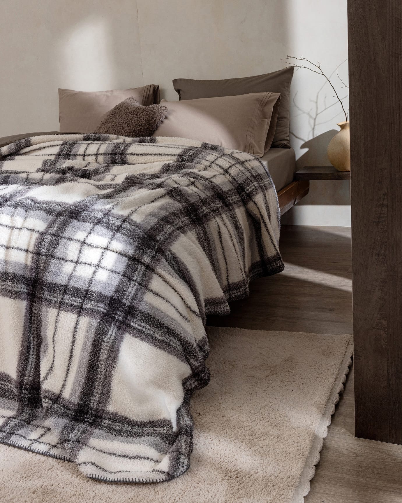 Luxurious Sherpa Blanket - Ultra-Soft & Reversible Design