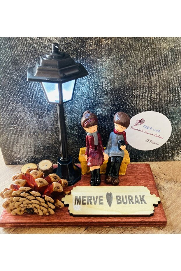 Romantic Couple Figurine with Light-Up Lamppost - Personalized Gift