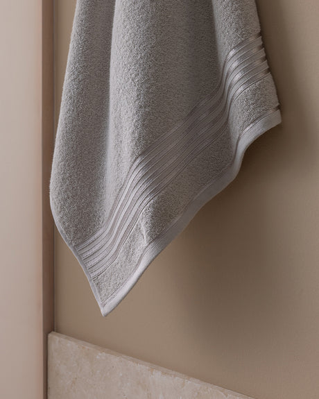Luxurious 100% Cotton Plush Bath Towel - Soft & Absorbent - Light Grey