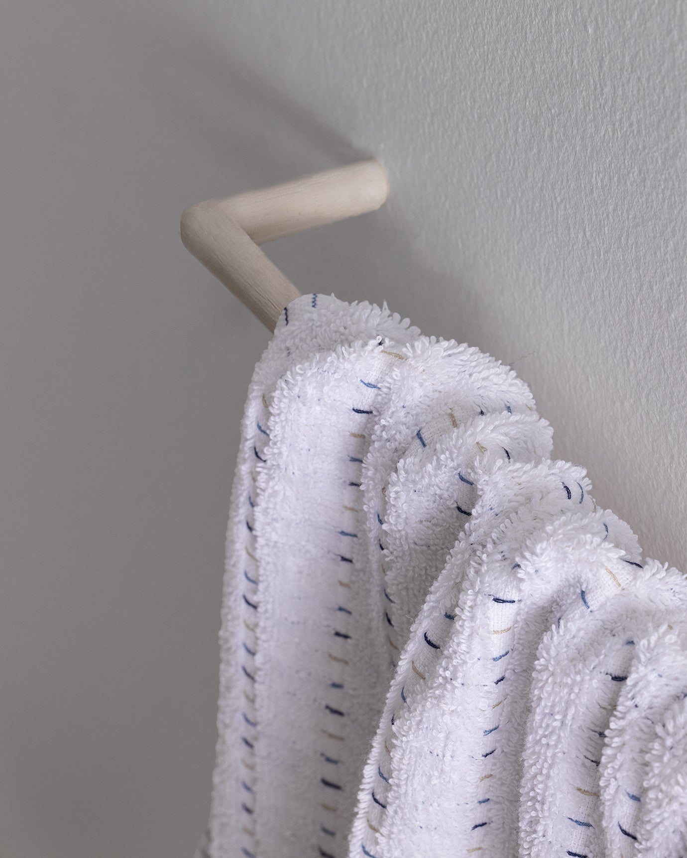 Grenat Cotton Bath Towel - White & Navy