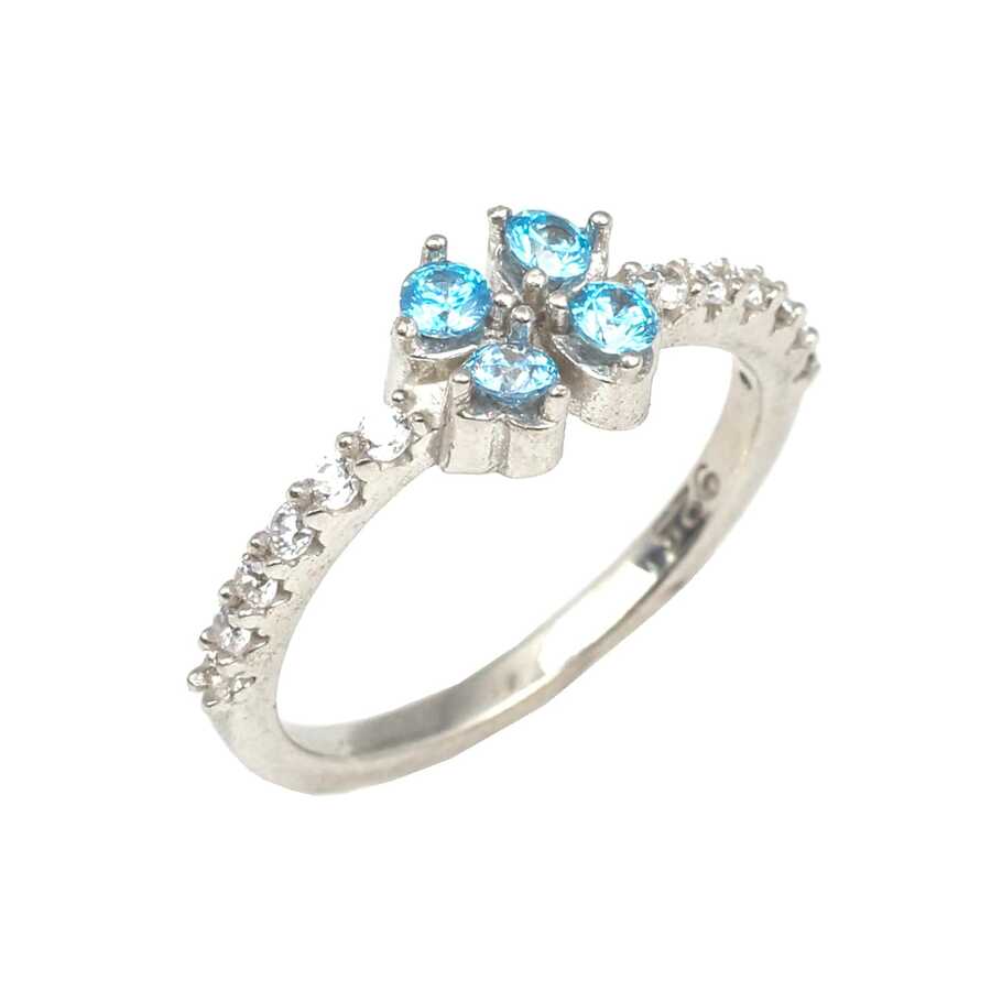 Bague délicate en argent sterling avec trèfle et zircon de couleur tanzanite