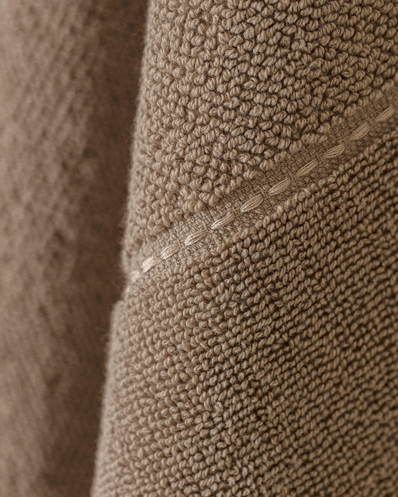 Luxusní 100% bavlněný ručník na obličej – plyšový, savý a měkký – taupe