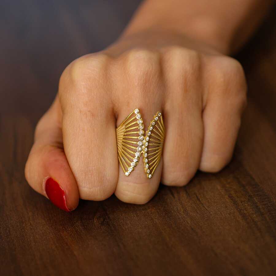 Sophisticated 925 Sterling Silver Fan-Shaped Ring with Zircon Stones