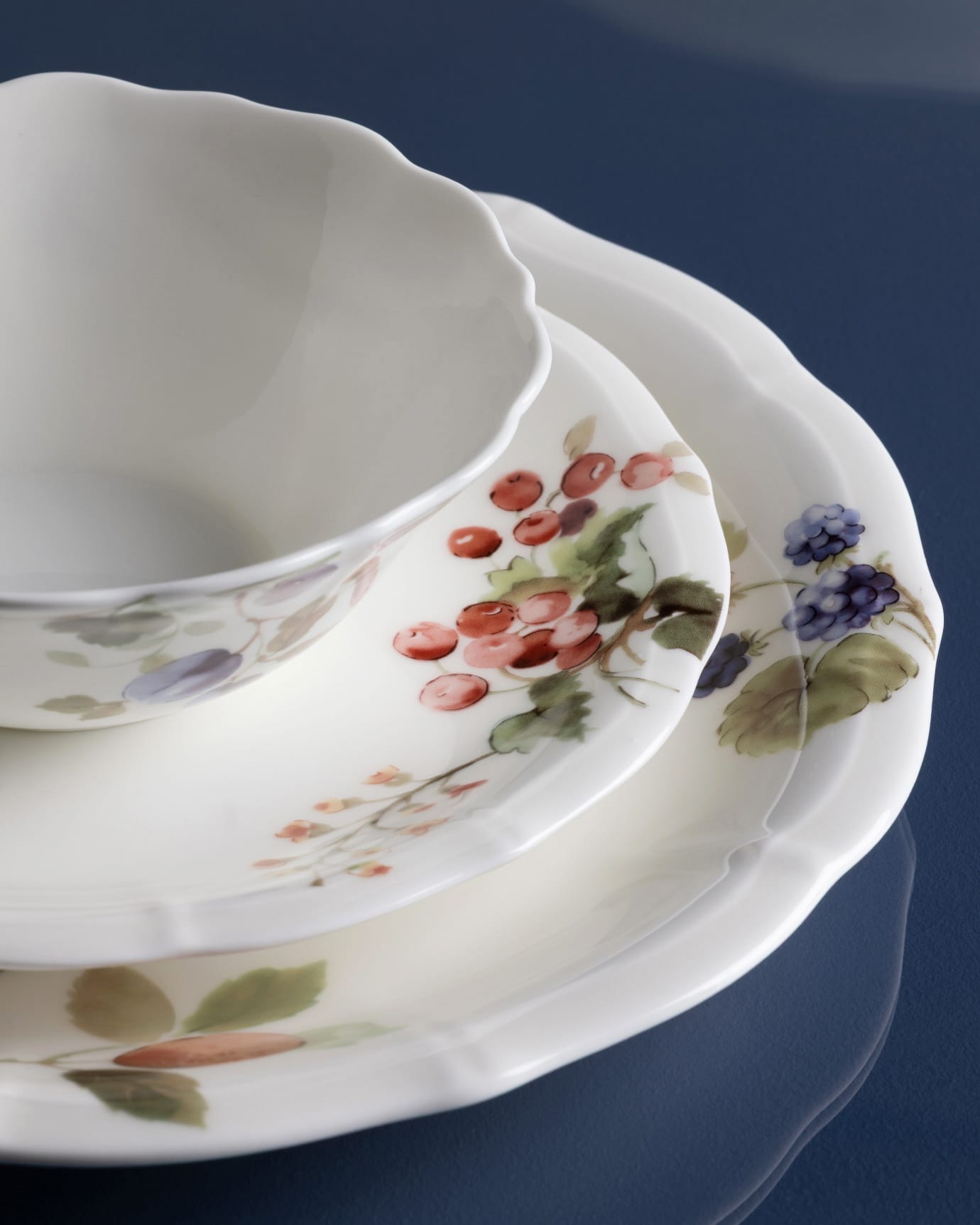 Fine Bone Porcelain 12-Person Dinner Set - Vibrant & Durable